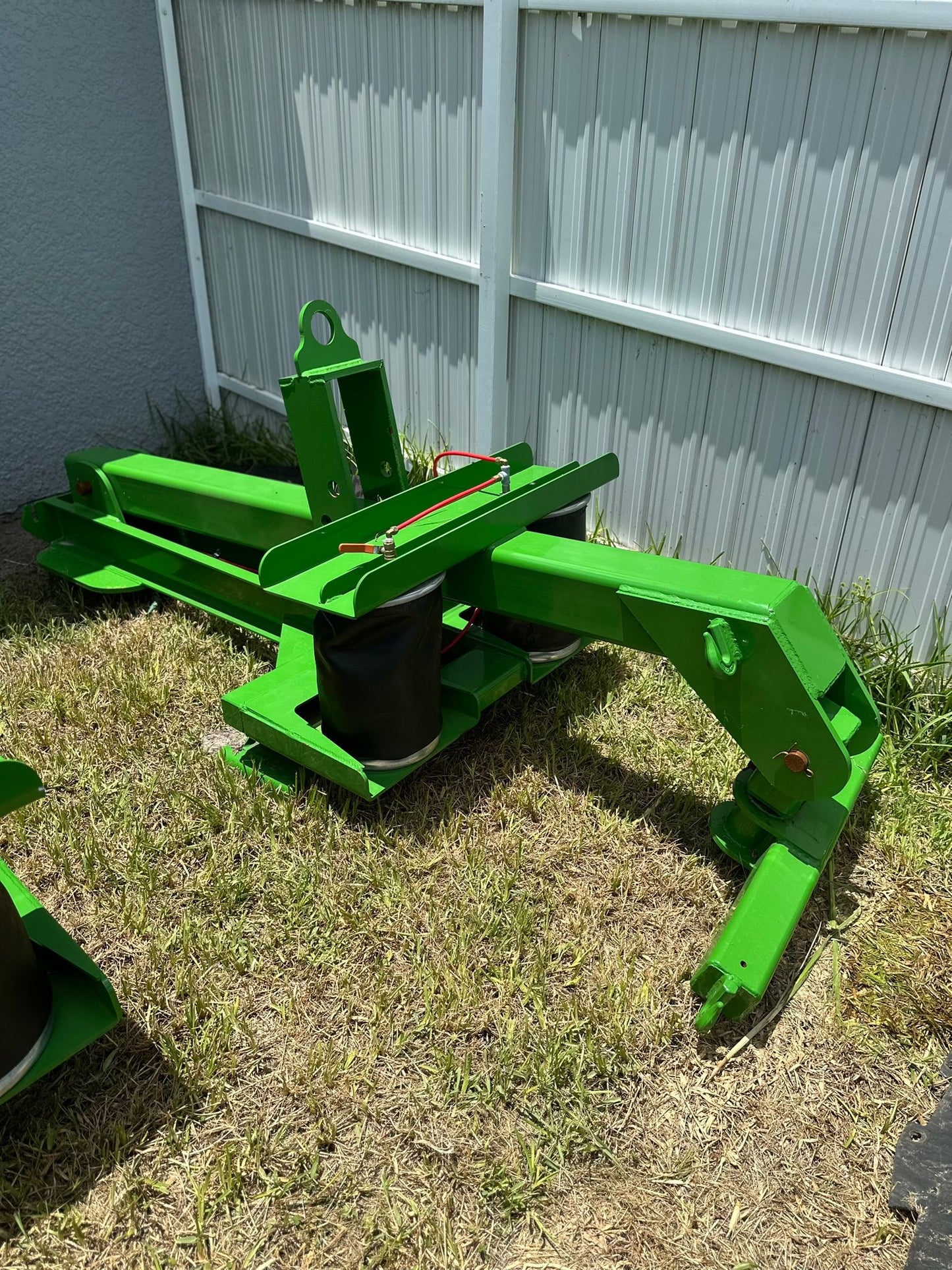 Fifth Wheel (Three Point Hitch) with airbag-style